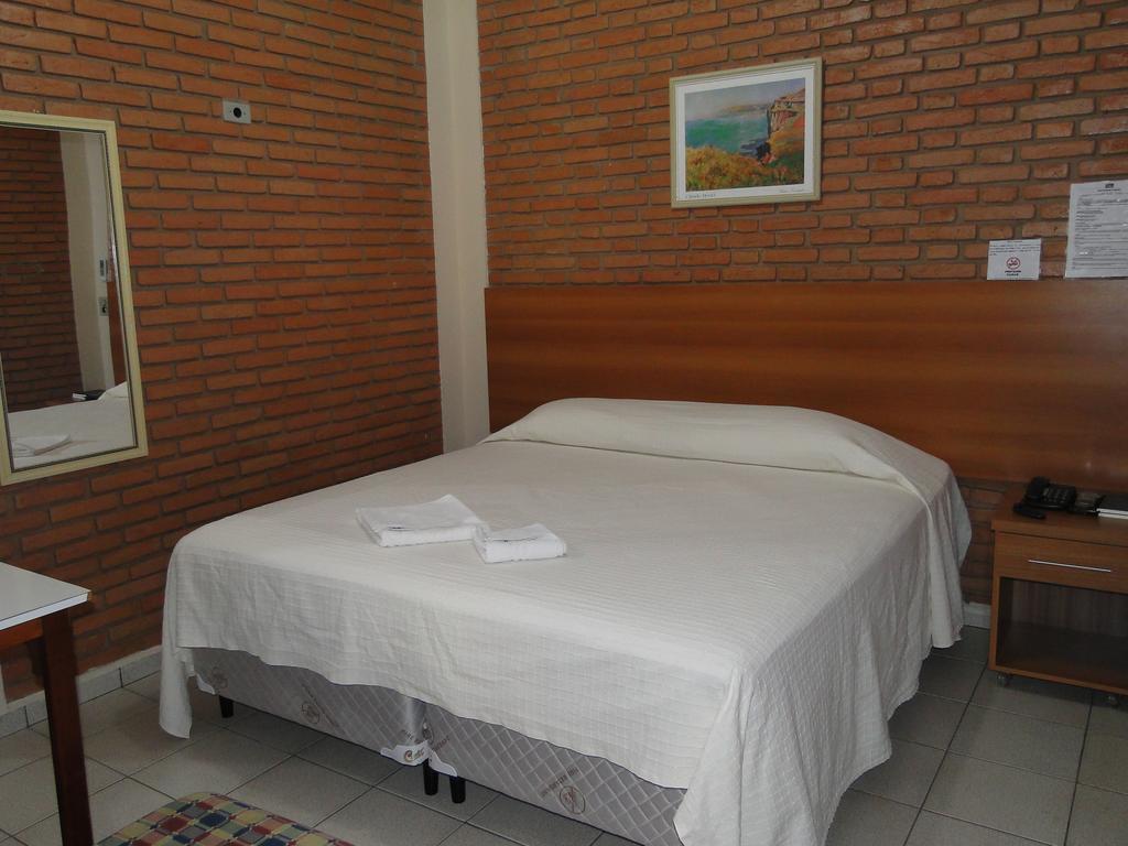 Hotel Pousada Vale do Sol em Pompéia Habitación foto